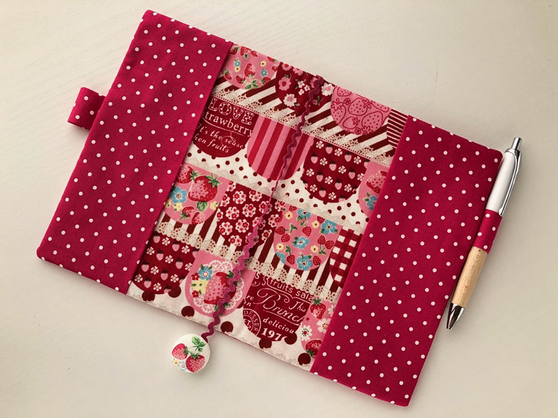 イチゴとケーキが可愛い パッチワーク風プリントの手帳カバーの作り方 Kokka Fabric Com