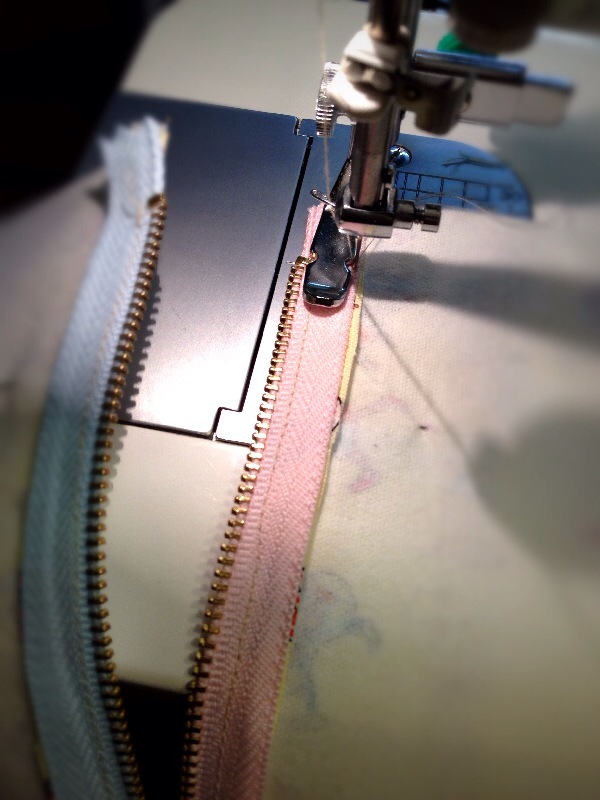 5-4.ファスナーを裏側からも縫う