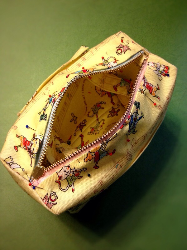 16.形を整えファスナー部分を縫う