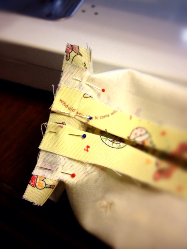 13.裏の正面と側面を合わせ縫う。ファスナー部分